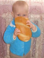 Доця с хлебом :)