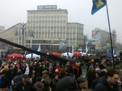 Люди заполняют площадь