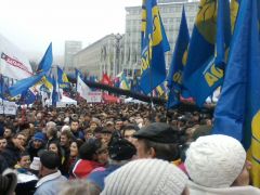Люди всё прибывают