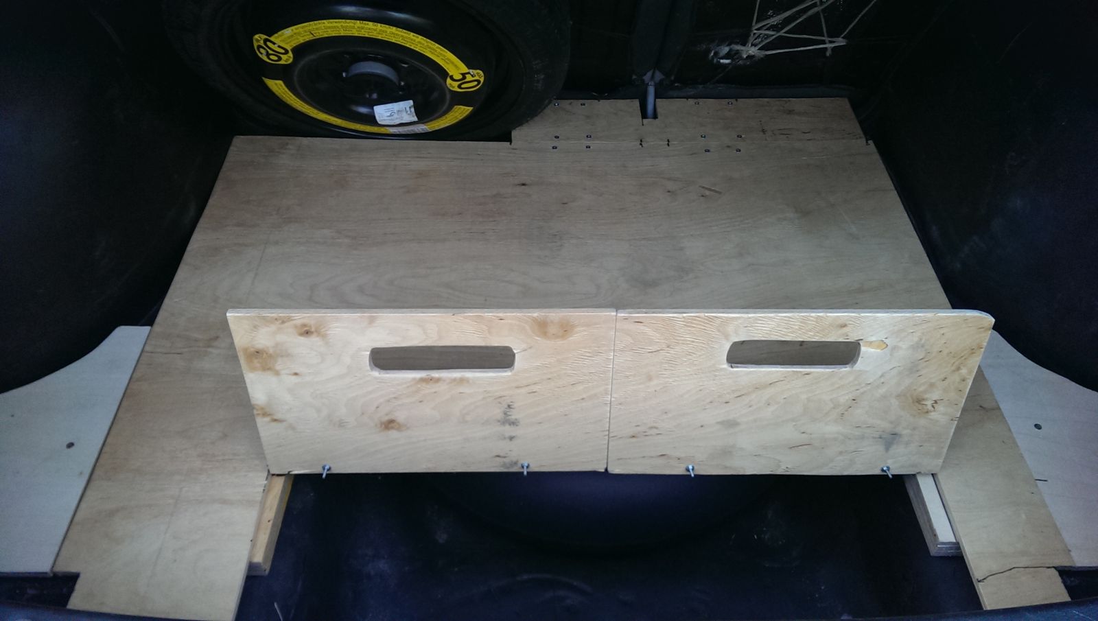 підлога багажника