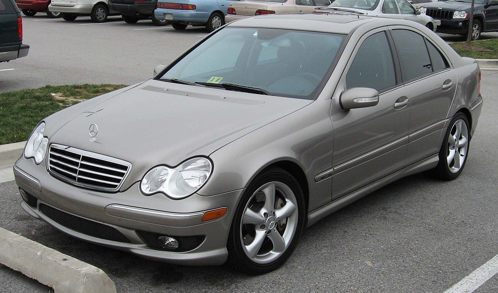1024px-2005-2007_Mercedes-Benz_C-Class.j