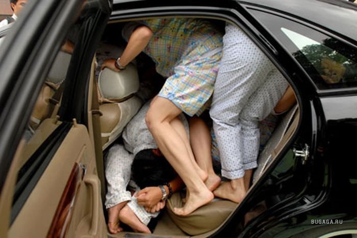 1246953581_how_many_people_can_fit_in_a_car_05.jpg