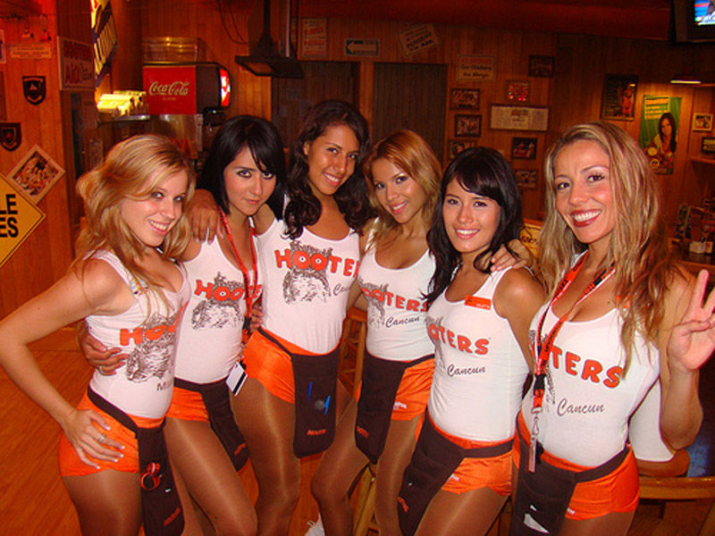 1299796015_hot_hooters_girls_08.jpg
