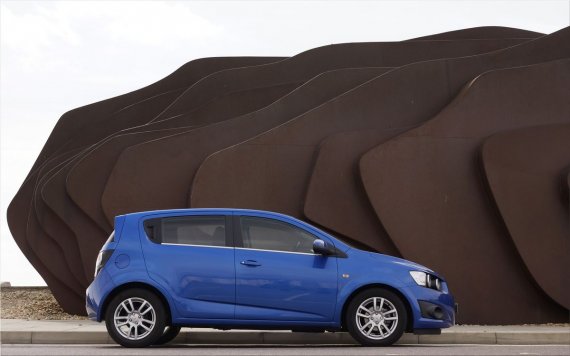 Chevrolet-Aveo-2012-g04.preview.jpg