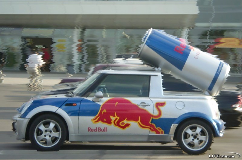 reklamnaya-mashina-red-bull.jpg