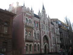 Соседний домик, тоже мне очень понравился...