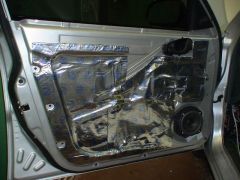 заклеиваем двери вибропластом