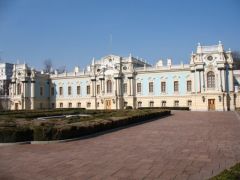 Гордый вид с лицевой стороны Мариинского дворца