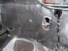 Шумоизоляция (3 мм) - останавливает средние и высокие частоты с моторного отсека