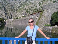 Моя кохана на фоне крепостной стены