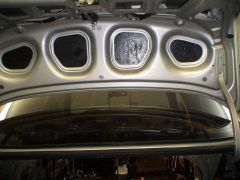 крышка багажника. Решил всё не заклеивать т.к. будет не красиво (виброизоляция Визомат ПБ2)