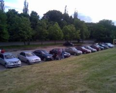 Отут всі машинки влізли, тільки свою поставив в другий ряд