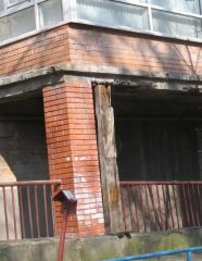 Вот что на самом деле поддерживает всю чудную конструкцию, старая шпала!!!