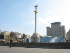 А из нашего окна площадь главная видна