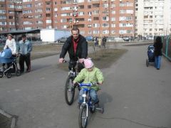 Вернувшись с велопокатушек, обнаружил что созрел еще один член для велопрогулок (доця, первый день самостоятельной езды на собственном велосипеде)