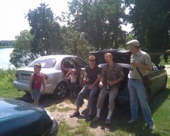 Нарешті приїхали, сидим в тіньочку, п"єм пиво.