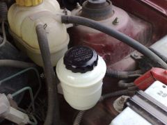 Установленный бачек ГУРа