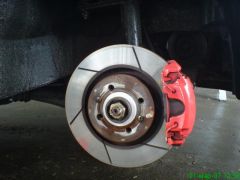 Передний тормозной вентилируемый диск Brembo 280мм диаметр (15 дюймов), суппорт Lucas