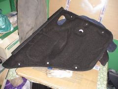 все карты дверей обклеиваем паралоном для плотной посадки и дополнительной шумоизоляции