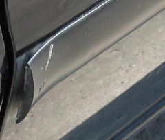 Отставший молдинг спереди справа