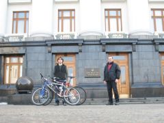 Вот что расположено напротив дома с химерами