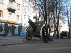 Пушки возле Дома офицеров