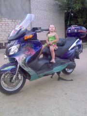 Доця на мопеде