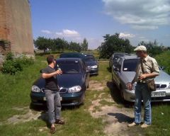 хтось приїхав в багажнику, вилазить.